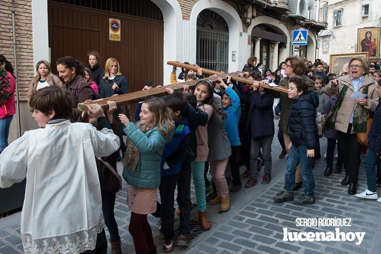 Galería: La Cruz de los Jóvenes visita Lucena por segunda vez, siendo recibida por los niños de catequesis y la Agrupación de Cofradías