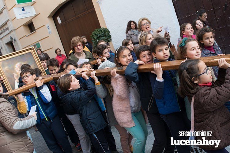 Galería: La Cruz de los Jóvenes visita Lucena por segunda vez, siendo recibida por los niños de catequesis y la Agrupación de Cofradías