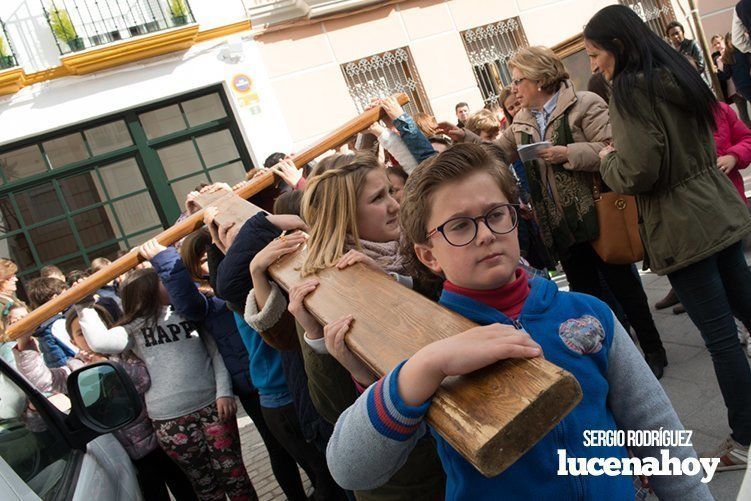 Galería: La Cruz de los Jóvenes visita Lucena por segunda vez, siendo recibida por los niños de catequesis y la Agrupación de Cofradías