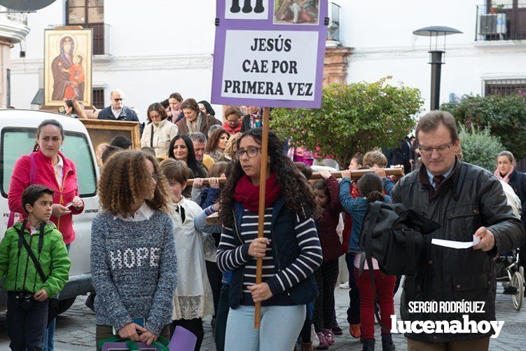 Galería: La Cruz de los Jóvenes visita Lucena por segunda vez, siendo recibida por los niños de catequesis y la Agrupación de Cofradías