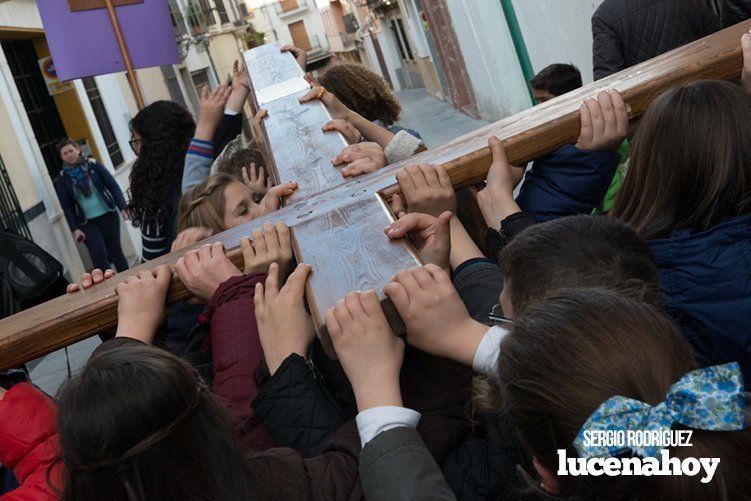 Galería: La Cruz de los Jóvenes visita Lucena por segunda vez, siendo recibida por los niños de catequesis y la Agrupación de Cofradías