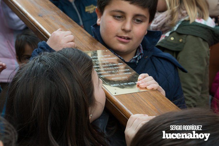 Galería: La Cruz de los Jóvenes visita Lucena por segunda vez, siendo recibida por los niños de catequesis y la Agrupación de Cofradías