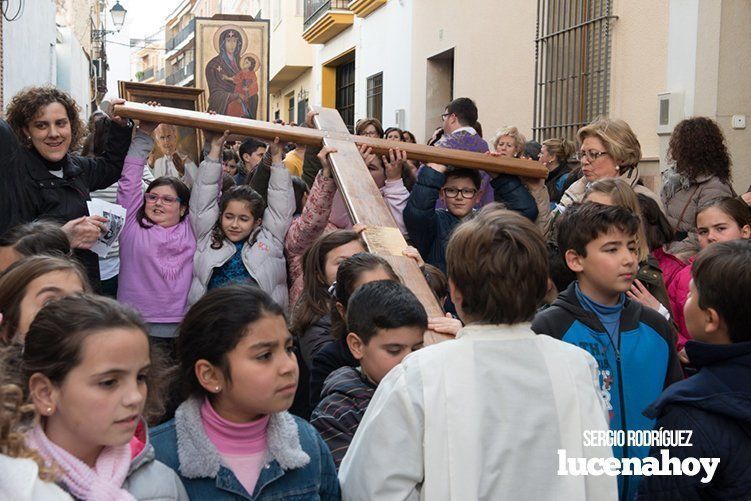 Galería: La Cruz de los Jóvenes visita Lucena por segunda vez, siendo recibida por los niños de catequesis y la Agrupación de Cofradías