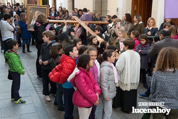 Galería: La Cruz de los Jóvenes visita Lucena por segunda vez, siendo recibida por los niños de catequesis y la Agrupación de Cofradías