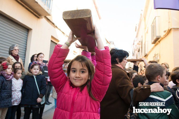 Galería: La Cruz de los Jóvenes visita Lucena por segunda vez, siendo recibida por los niños de catequesis y la Agrupación de Cofradías