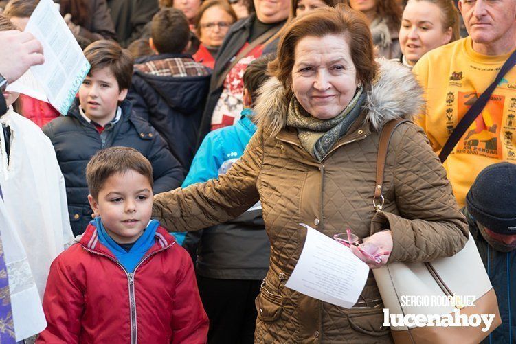 Galería: La Cruz de los Jóvenes visita Lucena por segunda vez, siendo recibida por los niños de catequesis y la Agrupación de Cofradías