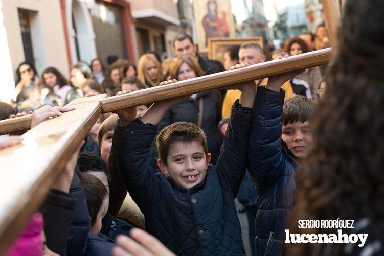 Galería: La Cruz de los Jóvenes visita Lucena por segunda vez, siendo recibida por los niños de catequesis y la Agrupación de Cofradías