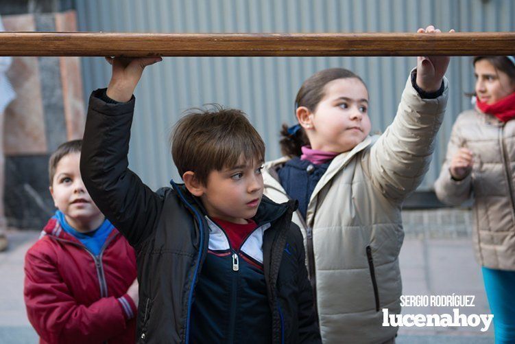 Galería: La Cruz de los Jóvenes visita Lucena por segunda vez, siendo recibida por los niños de catequesis y la Agrupación de Cofradías