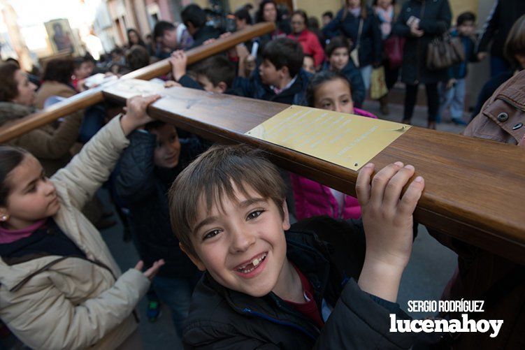 Galería: La Cruz de los Jóvenes visita Lucena por segunda vez, siendo recibida por los niños de catequesis y la Agrupación de Cofradías