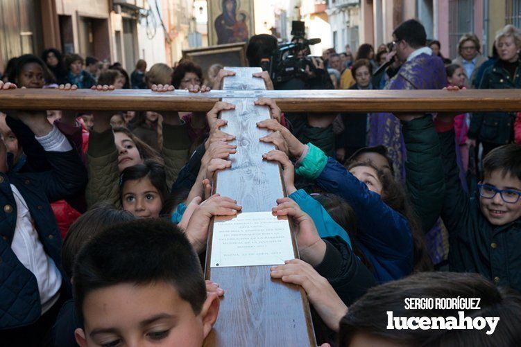 Galería: La Cruz de los Jóvenes visita Lucena por segunda vez, siendo recibida por los niños de catequesis y la Agrupación de Cofradías