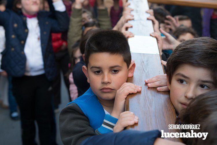 Galería: La Cruz de los Jóvenes visita Lucena por segunda vez, siendo recibida por los niños de catequesis y la Agrupación de Cofradías