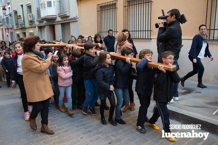 Galería: La Cruz de los Jóvenes visita Lucena por segunda vez, siendo recibida por los niños de catequesis y la Agrupación de Cofradías