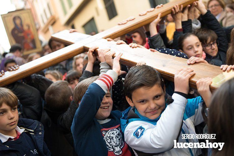 Galería: La Cruz de los Jóvenes visita Lucena por segunda vez, siendo recibida por los niños de catequesis y la Agrupación de Cofradías