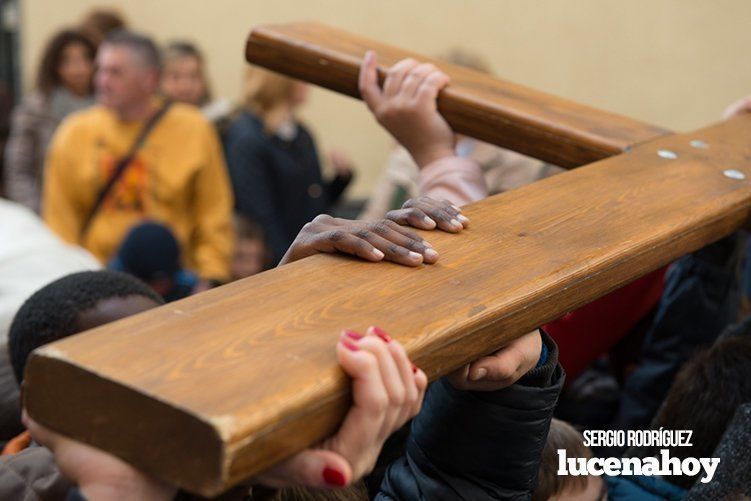 Galería: La Cruz de los Jóvenes visita Lucena por segunda vez, siendo recibida por los niños de catequesis y la Agrupación de Cofradías