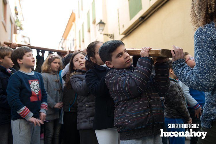 Galería: La Cruz de los Jóvenes visita Lucena por segunda vez, siendo recibida por los niños de catequesis y la Agrupación de Cofradías