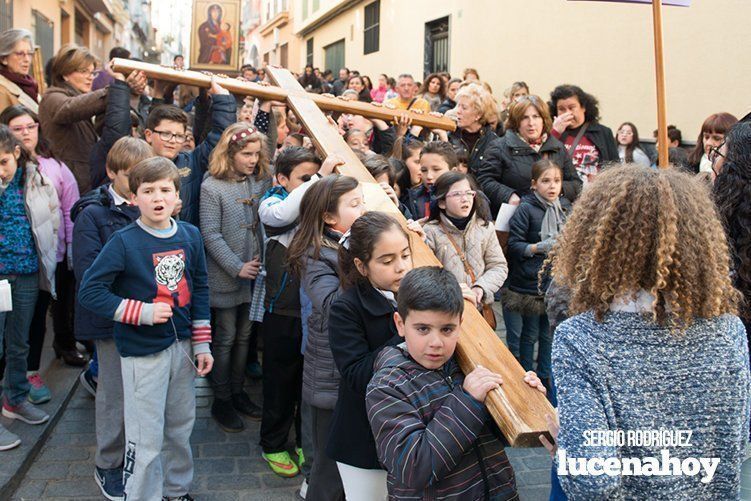 Galería: La Cruz de los Jóvenes visita Lucena por segunda vez, siendo recibida por los niños de catequesis y la Agrupación de Cofradías