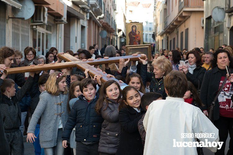 Galería: La Cruz de los Jóvenes visita Lucena por segunda vez, siendo recibida por los niños de catequesis y la Agrupación de Cofradías