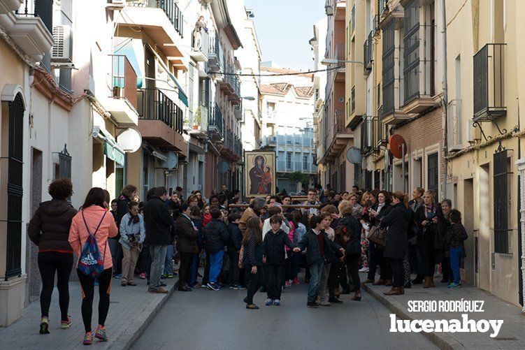 Galería: La Cruz de los Jóvenes visita Lucena por segunda vez, siendo recibida por los niños de catequesis y la Agrupación de Cofradías