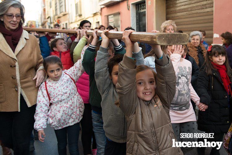 Galería: La Cruz de los Jóvenes visita Lucena por segunda vez, siendo recibida por los niños de catequesis y la Agrupación de Cofradías