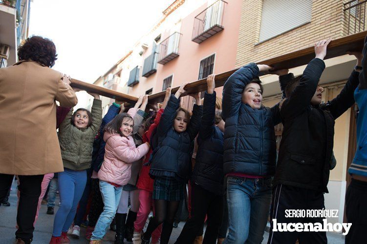 Galería: La Cruz de los Jóvenes visita Lucena por segunda vez, siendo recibida por los niños de catequesis y la Agrupación de Cofradías