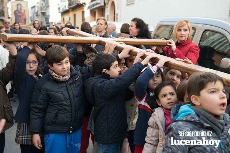 Galería: La Cruz de los Jóvenes visita Lucena por segunda vez, siendo recibida por los niños de catequesis y la Agrupación de Cofradías