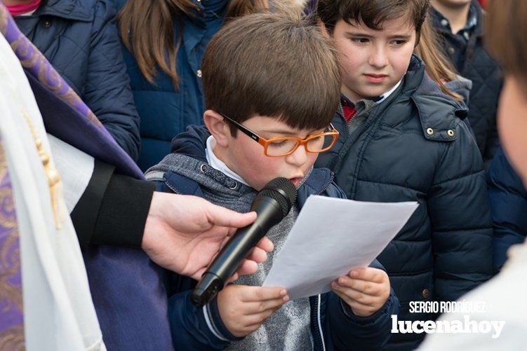 Galería: La Cruz de los Jóvenes visita Lucena por segunda vez, siendo recibida por los niños de catequesis y la Agrupación de Cofradías