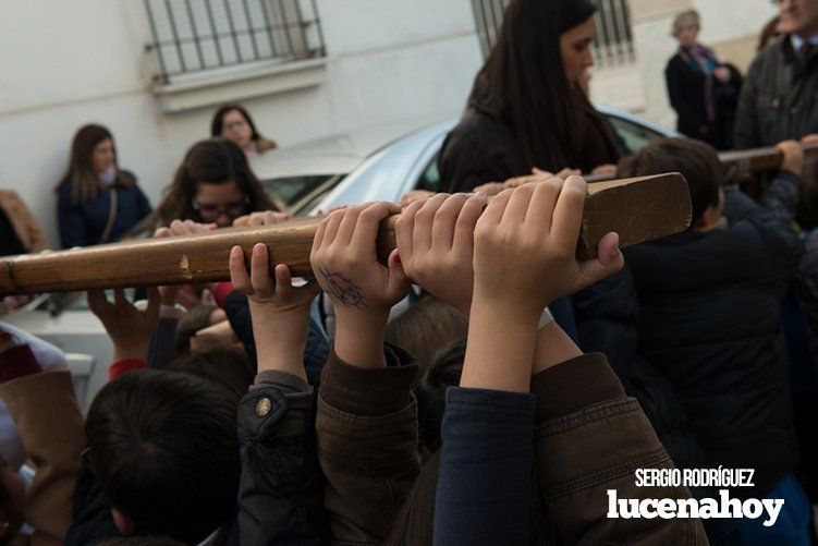 Galería: La Cruz de los Jóvenes visita Lucena por segunda vez, siendo recibida por los niños de catequesis y la Agrupación de Cofradías