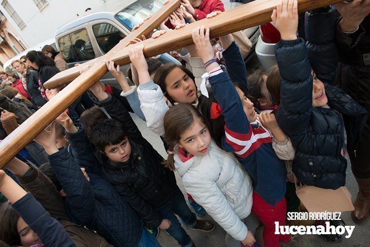 Galería: La Cruz de los Jóvenes visita Lucena por segunda vez, siendo recibida por los niños de catequesis y la Agrupación de Cofradías