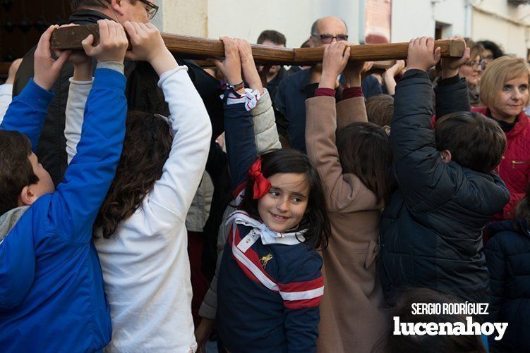 Galería: La Cruz de los Jóvenes visita Lucena por segunda vez, siendo recibida por los niños de catequesis y la Agrupación de Cofradías