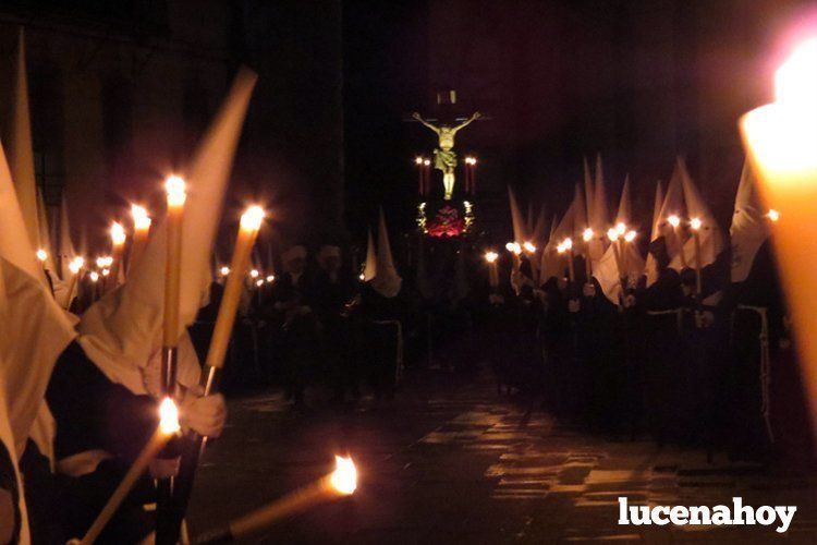  Hermanos de la cofradía alumbran al Cristo del Silencio. ARCHIVO 