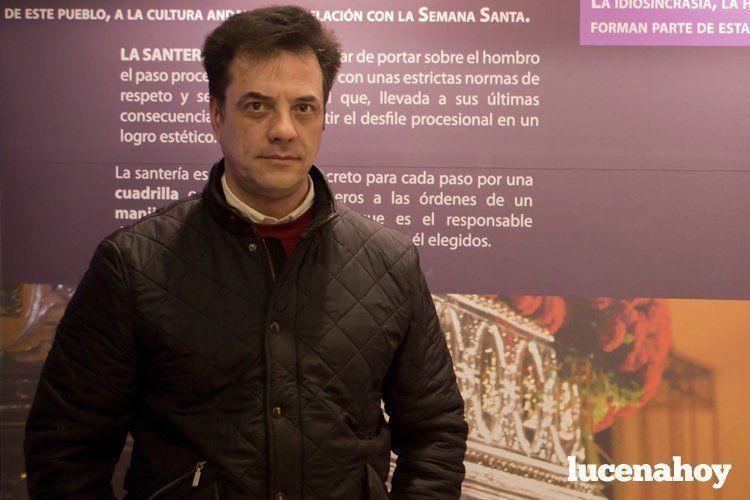  José Antonio Moreno, delante de uno de los paneles del Museo de la Santería. JESÚS RUIZ JIMÉNEZ "GITANITO" 