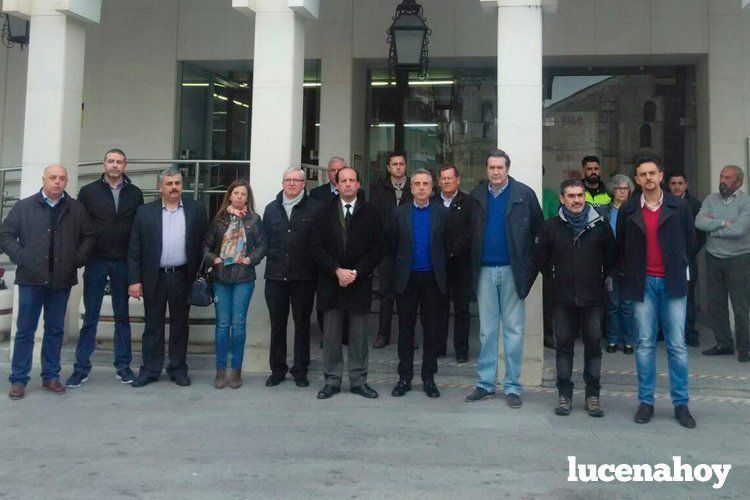  Miembros de la corporación municipal y trabajadores a las puertas del ayuntamiento, esta mañana 