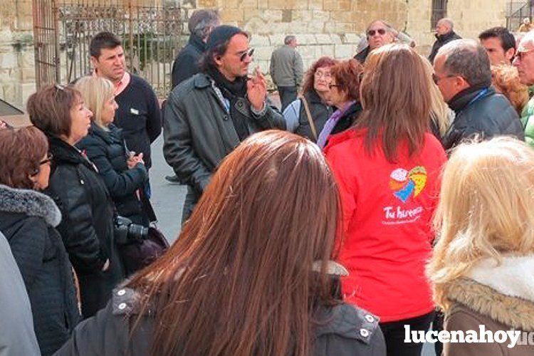  Un grupo de turistas junto a la parroquia de San Mateo. Archivo 