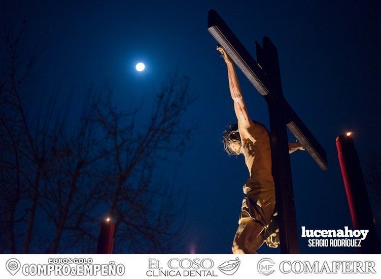 Galería: La austeridad de la procesión del Crucificado del Silencio abre el pórtico del Jueves Santo