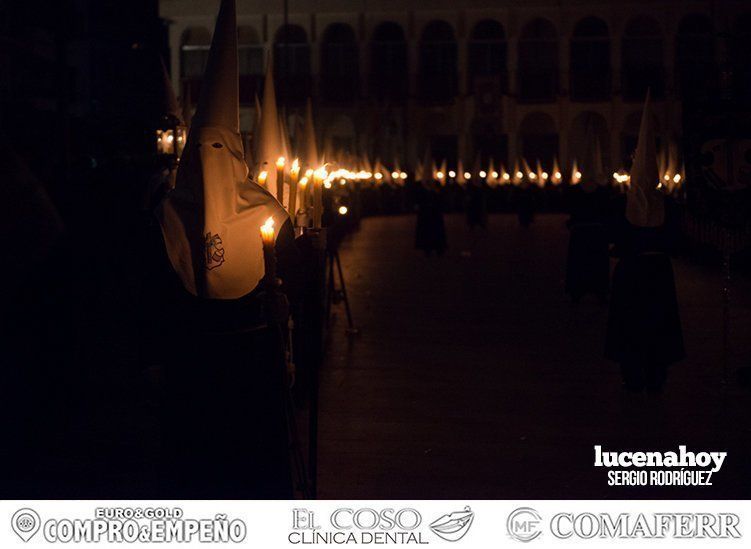 Galería: La austeridad de la procesión del Crucificado del Silencio abre el pórtico del Jueves Santo