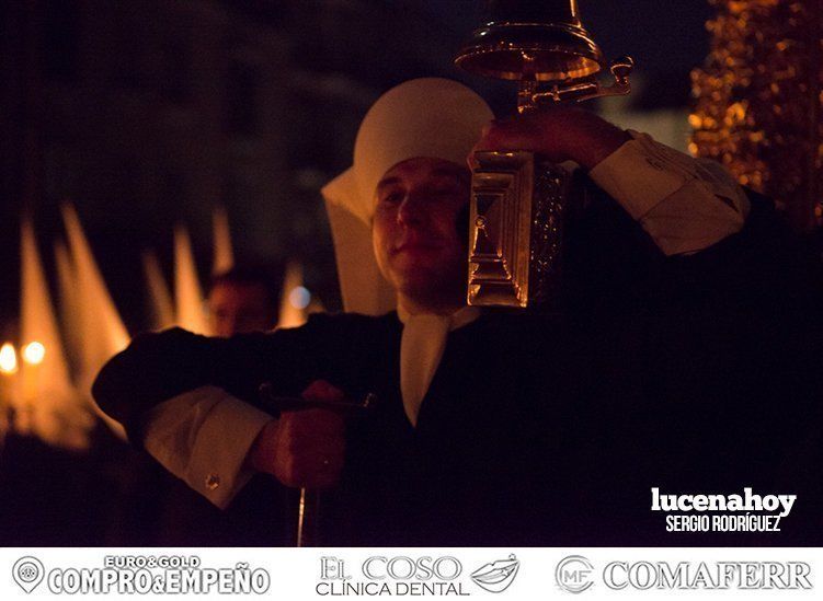 Galería: La austeridad de la procesión del Crucificado del Silencio abre el pórtico del Jueves Santo