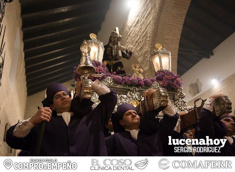 Galería: La cofradía del Caído ilumina Lucena desde el barrio de Santiago