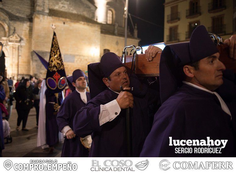 Galería: La cofradía del Caído ilumina Lucena desde el barrio de Santiago