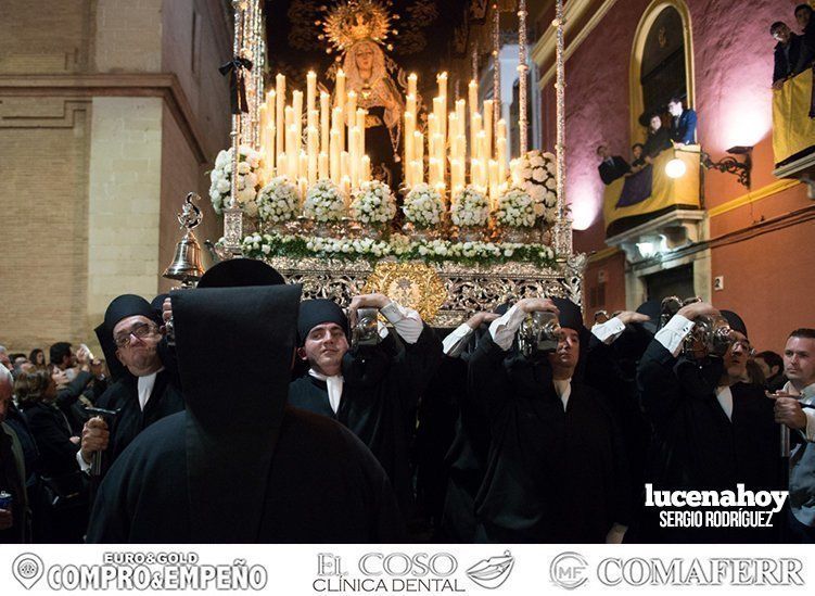 Galería: La Virgen de la Soledad augura la Resurrección en Lucena