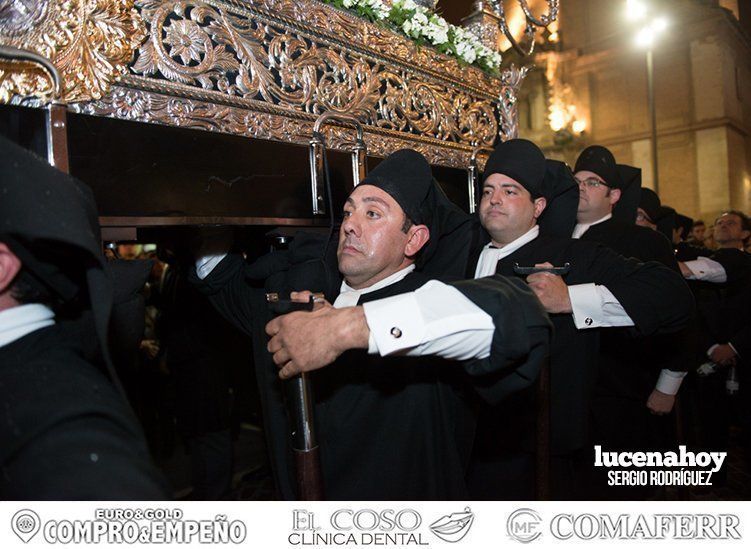 Galería: La Virgen de la Soledad augura la Resurrección en Lucena