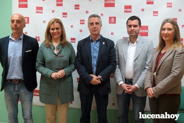  Antonio Hurtado, María Jesús Serrano, Juan Pérez, José Manuel Mármol y Sonia Ruiz, en la sede local del PSOE. 