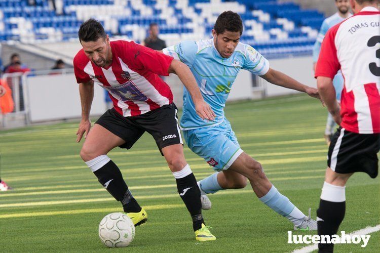  Erik busca recuperar un balón. ARCHIVO/SERGIO RODRÍGUEZ 