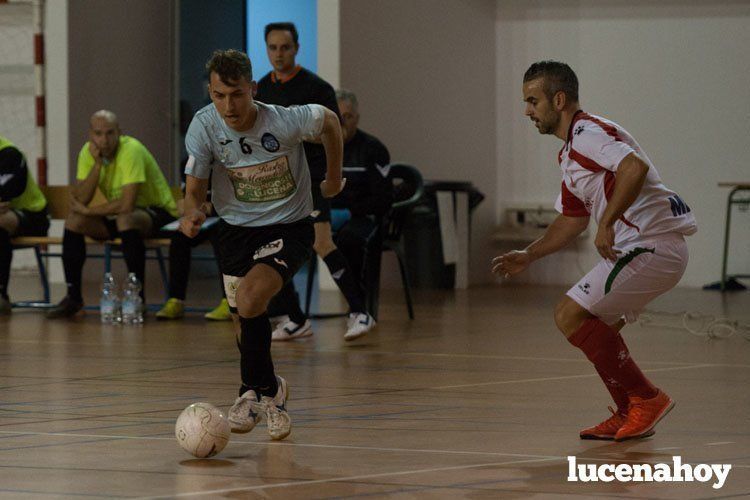  Koseky conduce el balón en el Pabellón de Lucena. SERGIO RODRÍGUEZ 