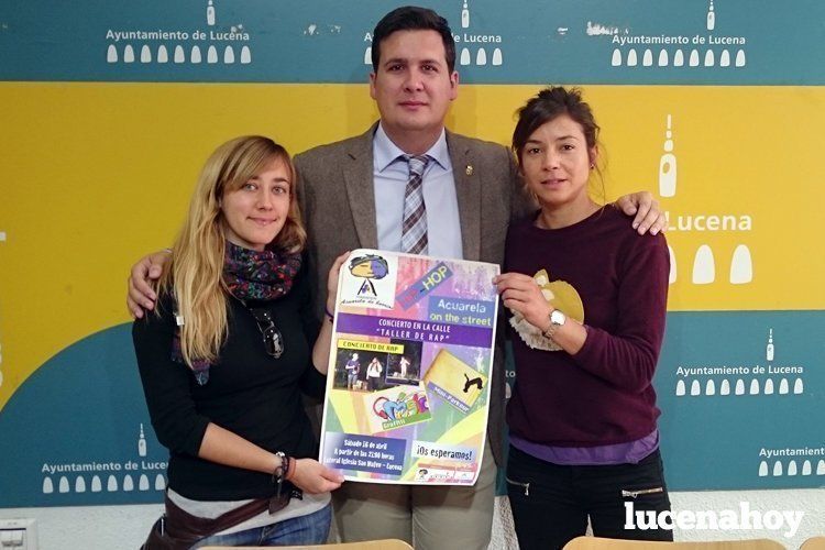 El concejal de Juventud y representantes de Acuarela de Barrios. 