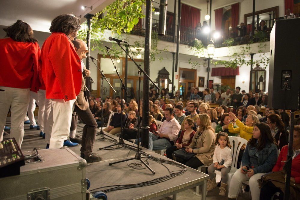 La chirigota del Selu deja en el Círculo Lucentino sabor a Cádiz con retazos del mejor carnaval