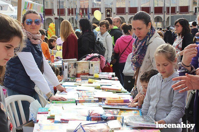 Galería: Cientos de niños participaron en la "Tarde de libros" en la Plaza Nueva