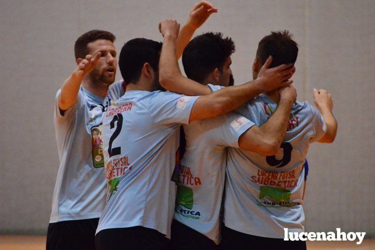  Los jugadores del Lucena Futsal celebran un gol en la cancha del Peligros. RAFA PERALTA 