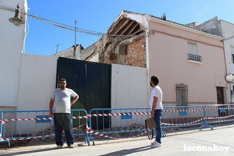  A la izquierda, Juan Carlos López, uno de los desalojados de la casa parcialmente derrumbada 