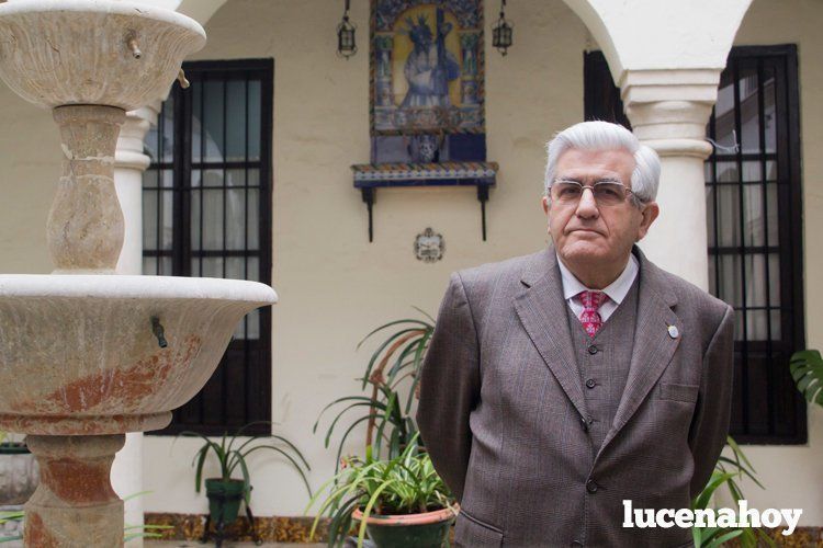  Juan González Palma, en el patio de la casa familiar. JESÚS RUIZ JIMÉNEZ 