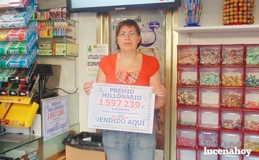  Pilar Roldán, propietaria del despacho receptor número 27.290, situado en Plaza Alta y Baja, que ha dado el premio en una foto de archivo, en 2013, cuando otorgó 1,6 millones en el mismo sorteo 